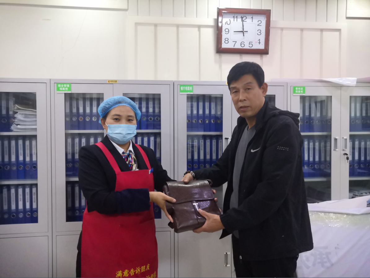 10月6日，三門峽服務區幫助司乘找回14000余元現金及存折、死亡證明等物品，失主執意拿出500元酬謝被工作人員婉拒。.png