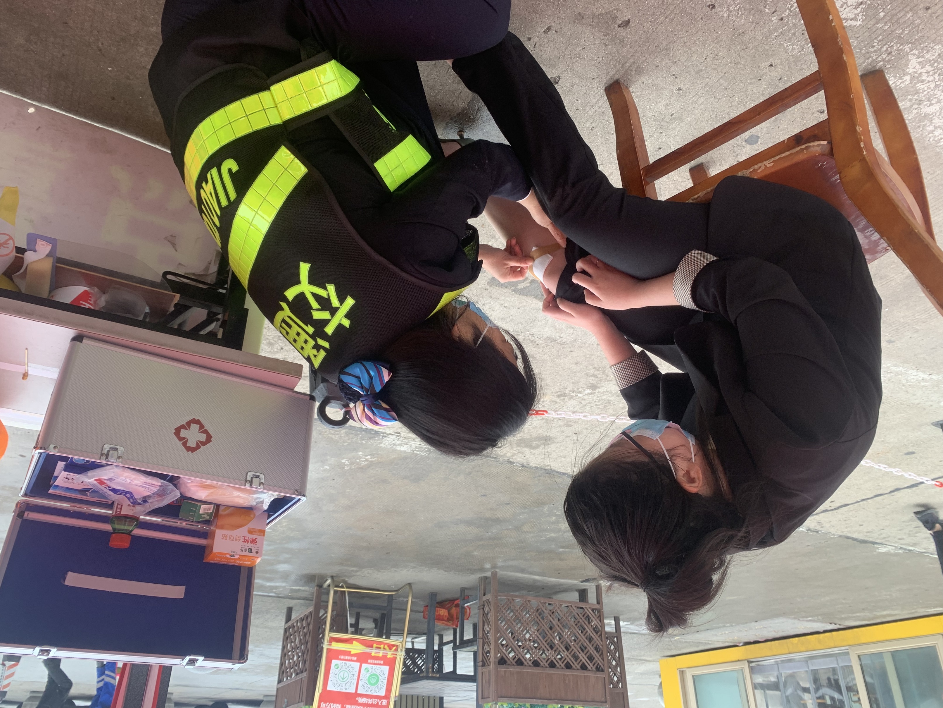 10.7，漯河服務區一位女士不慎將高跟鞋踩斷跌傷，值班人員拿來醫藥箱細心為其處理傷口。.jpg